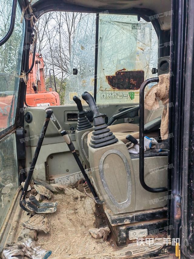 駕駛室整體（整機外觀）