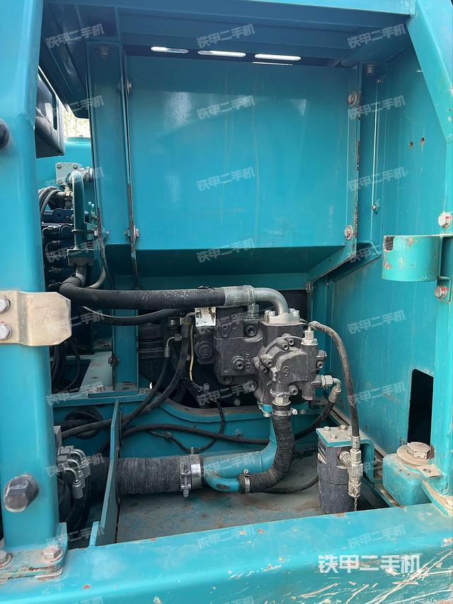 液壓泵艙室正面整體(整機(jī)外觀) 液壓泵艙室正面整體(整機(jī)外觀)