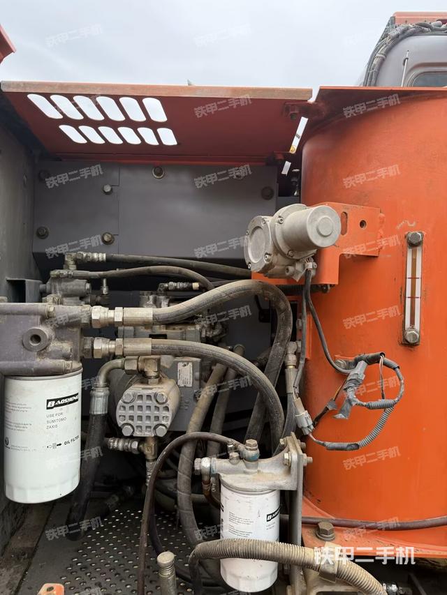 液壓泵艙室正面整體(整機(jī)外觀) 液壓泵艙室正面整體(整機(jī)外觀)