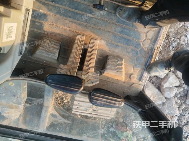 行走控制手柄和踏板?俯拍（駕駛室部分）