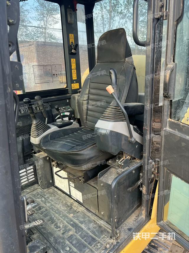 駕駛室頂部（整機外觀）