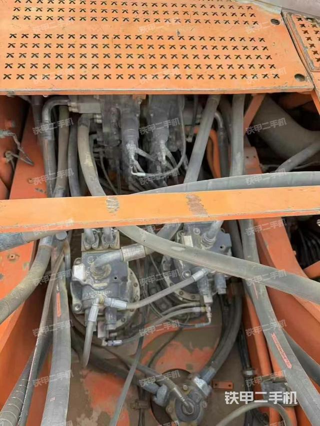 回转马达和主控阀（整机外观）