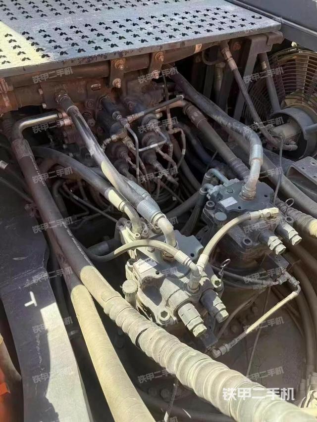 回转马达和主控阀（整机外观）