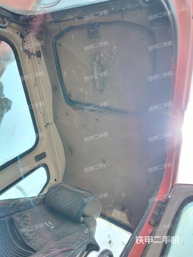 駕駛室頂部(整機(jī)外觀) 駕駛室頂部(整機(jī)外觀)