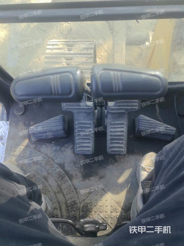 行走控制手柄和踏板?俯拍（駕駛室部分）