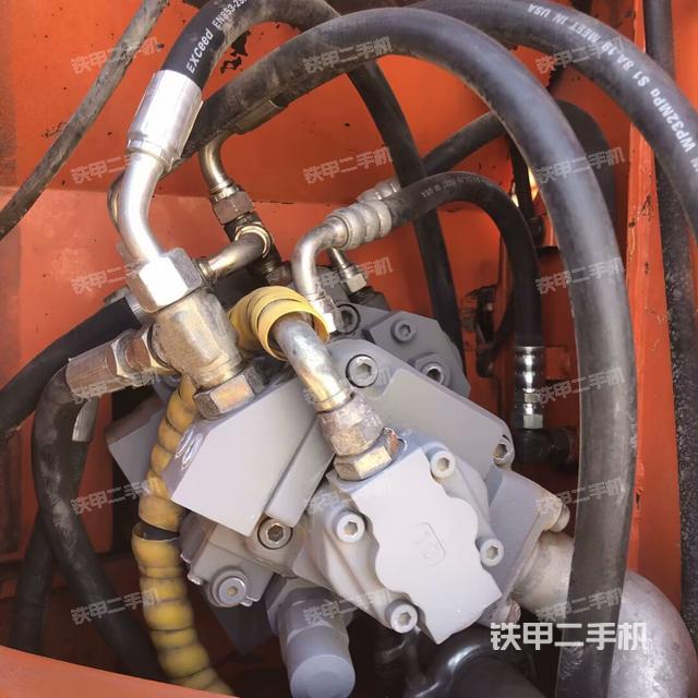 液压泵舱室正面整体（整机外观）
