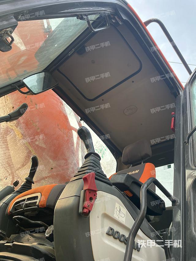 駕駛室頂部（整機外觀）