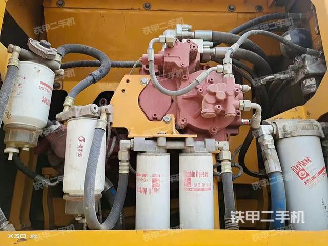 液壓泵艙室正面整體(整機(jī)外觀) 液壓泵艙室正面整體(整機(jī)外觀)