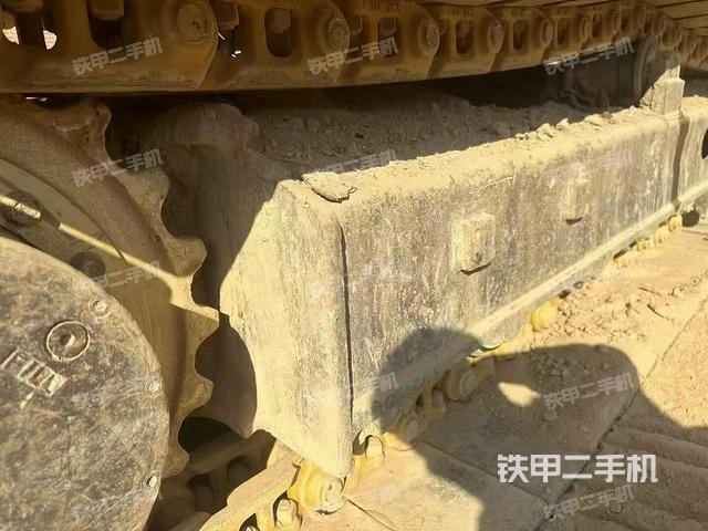 單側(cè)履帶整體(整機(jī)外觀) 單側(cè)履帶整體(整機(jī)外觀)