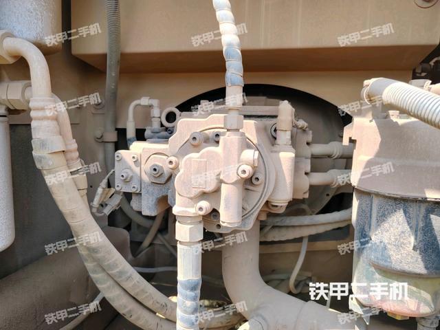 液壓泵艙室正面整體(整機(jī)外觀) 液壓泵艙室正面整體(整機(jī)外觀)