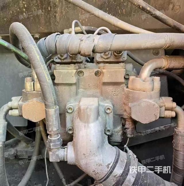 液壓泵艙室正面整體(整機外觀) 液壓泵艙室正面整體(整機外觀)