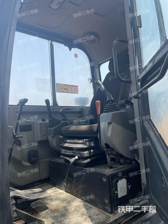 驾驶室整体（整机外观）