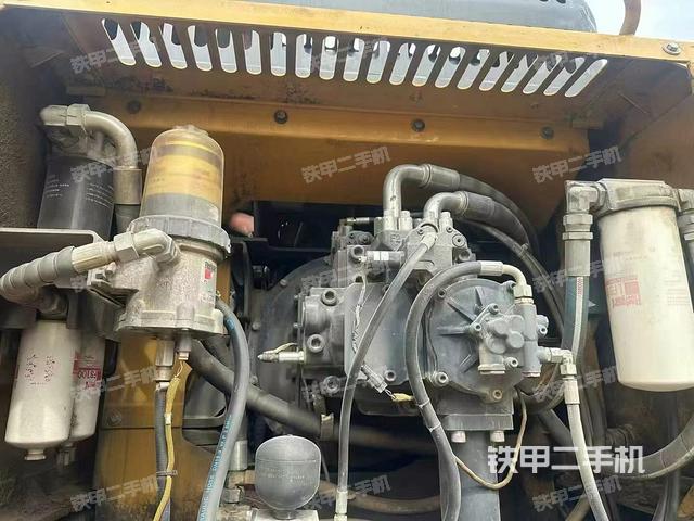 液壓泵艙室正面整體（整機外觀）