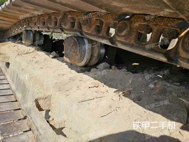 單側(cè)履帶整體(整機(jī)外觀) 單側(cè)履帶整體(整機(jī)外觀)