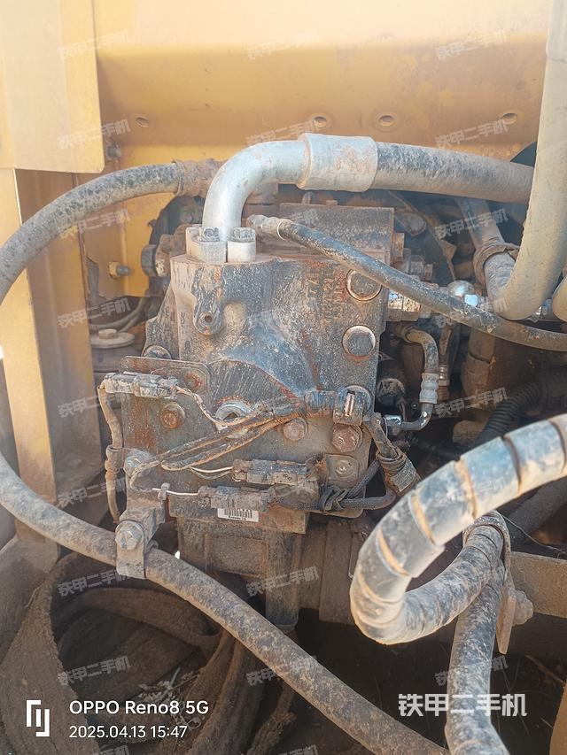 液压泵舱室正面整体（整机外观）