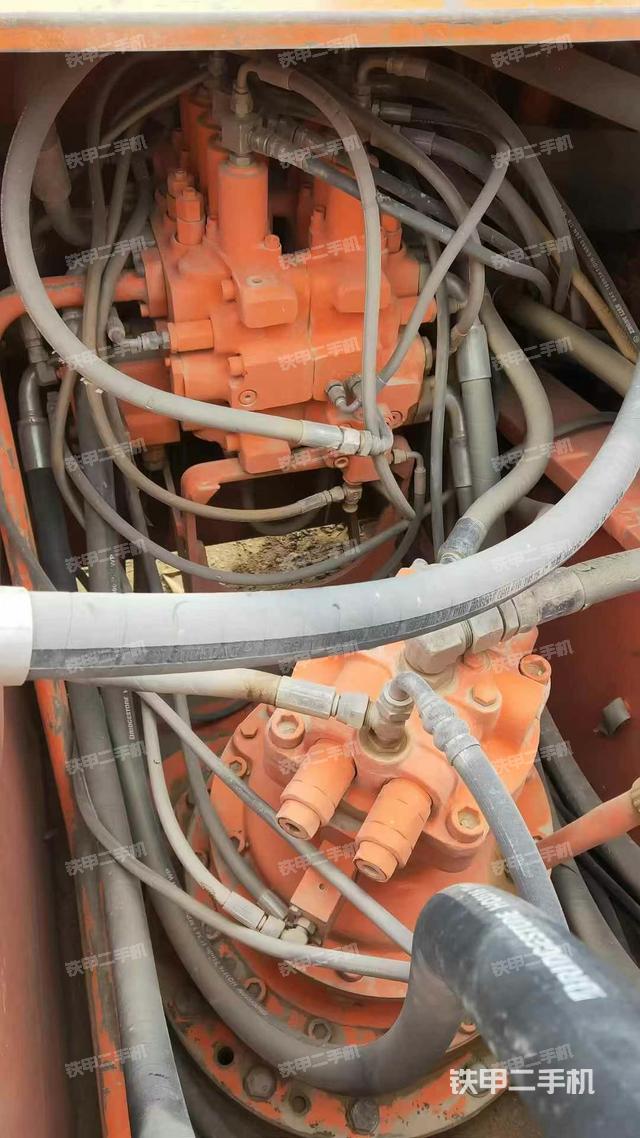 回转马达和主控阀（整机外观）