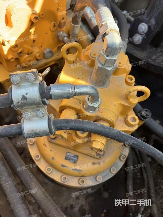 回轉(zhuǎn)馬達和主控閥(整機外觀) 回轉(zhuǎn)馬達和主控閥(整機外觀)