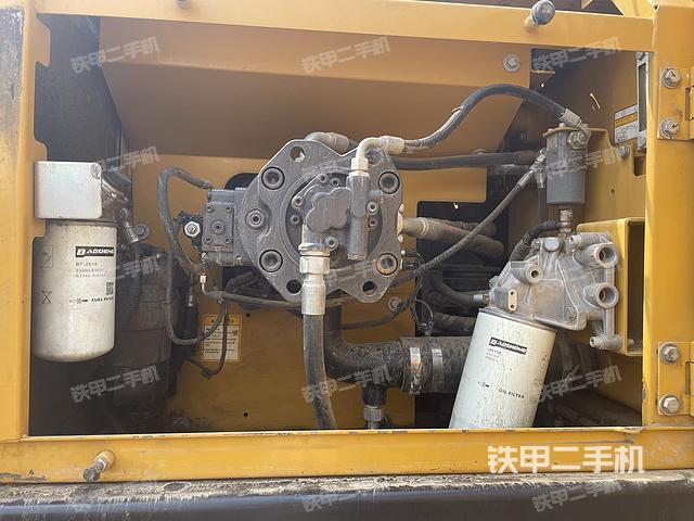 液壓泵艙室正面整體(整機(jī)外觀) 液壓泵艙室正面整體(整機(jī)外觀)
