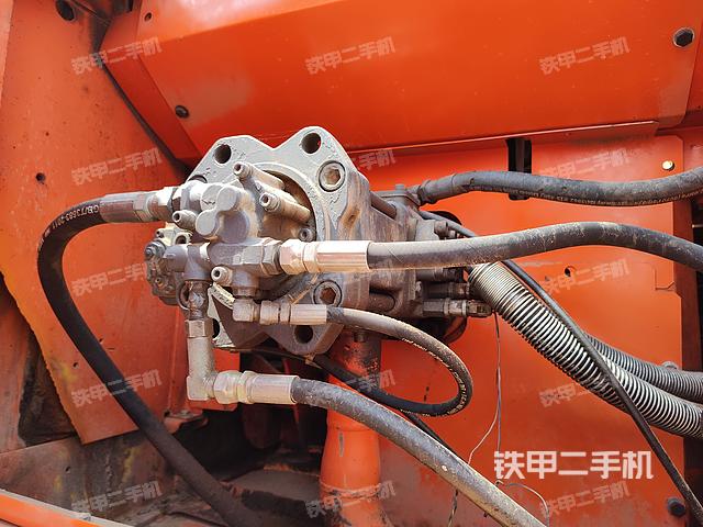 液压泵舱室正面整体（整机外观）