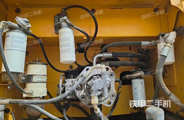 液壓泵艙室正面整體(整機外觀) 液壓泵艙室正面整體(整機外觀)