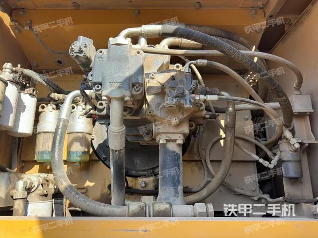 液壓泵艙室正面整體(整機外觀) 液壓泵艙室正面整體(整機外觀)