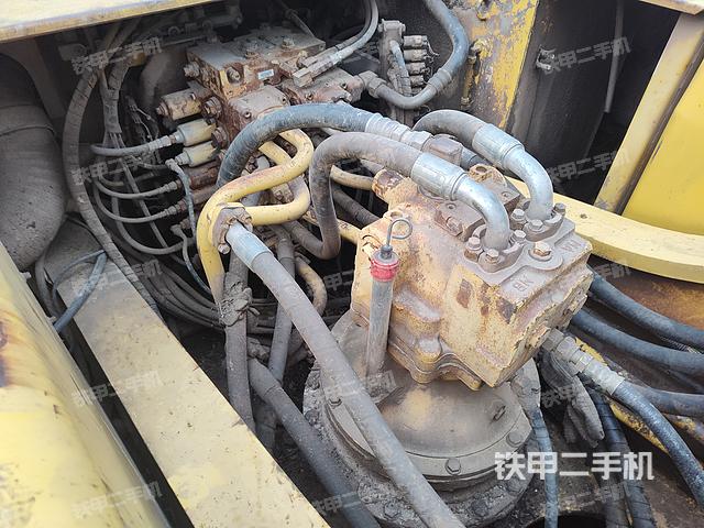 回轉(zhuǎn)馬達(dá)和主控閥(整機(jī)外觀) 回轉(zhuǎn)馬達(dá)和主控閥(整機(jī)外觀)
