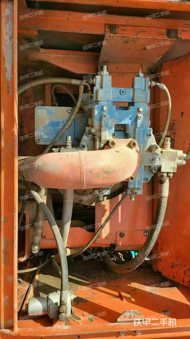 液压泵舱室正面整体（整机外观）