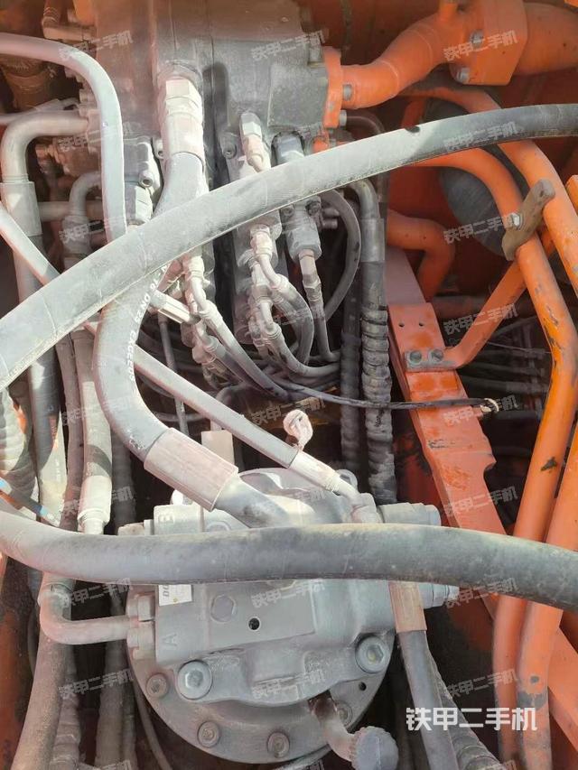 回轉(zhuǎn)馬達(dá)和主控閥(整機(jī)外觀) 回轉(zhuǎn)馬達(dá)和主控閥(整機(jī)外觀)