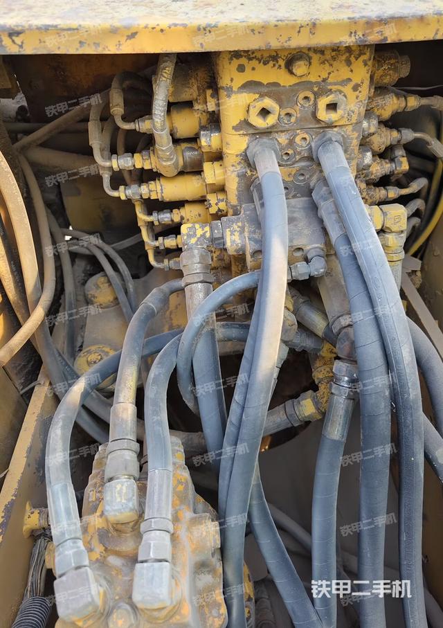 回转马达和主控阀（整机外观）