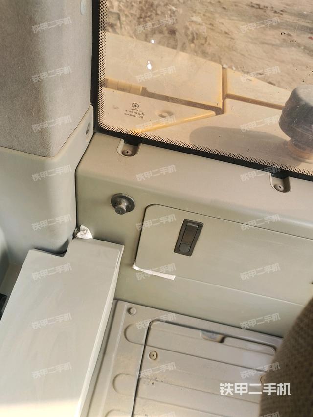 后窗玻璃角標（駕駛室部分）