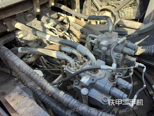 回轉(zhuǎn)馬達(dá)和主控閥（整機(jī)外觀）