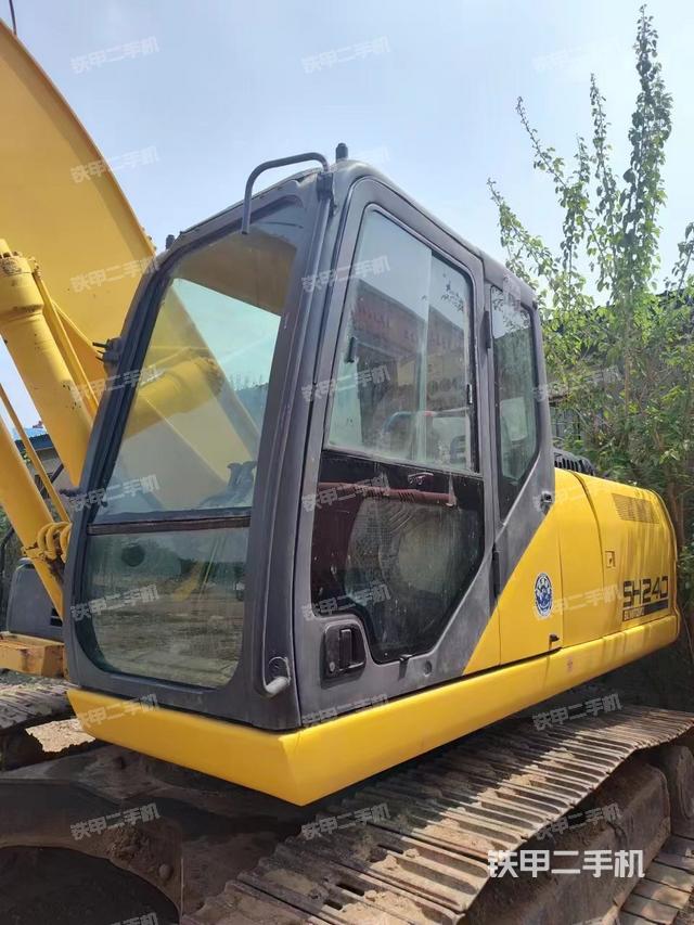 駕駛室整體(整機(jī)外觀) 駕駛室整體(整機(jī)外觀)