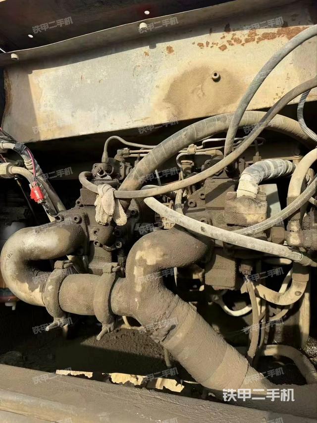 液壓泵艙室正面整體(整機外觀) 液壓泵艙室正面整體(整機外觀)