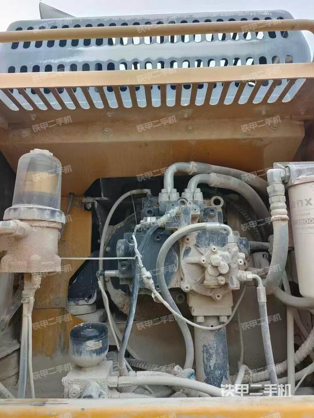 液壓泵艙室正面整體（整機外觀）