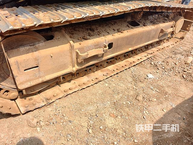 單側(cè)履帶整體(整機(jī)外觀) 單側(cè)履帶整體(整機(jī)外觀)