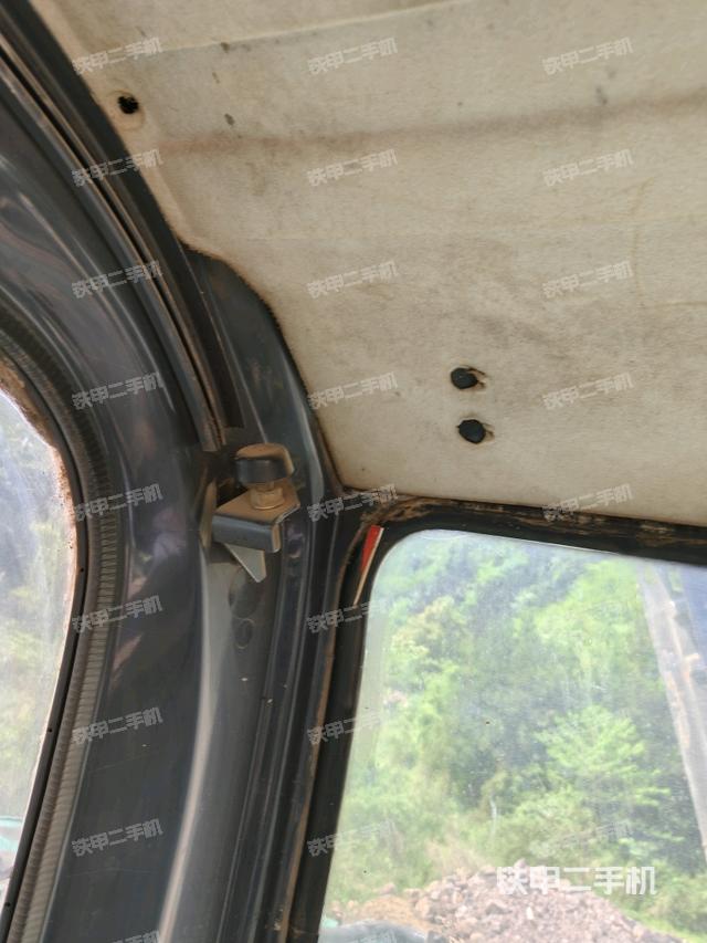 行走控制手柄和踏板 俯拍（驾驶室部分）