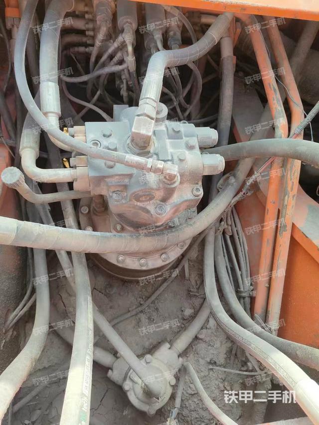 回转马达和主控阀（整机外观）