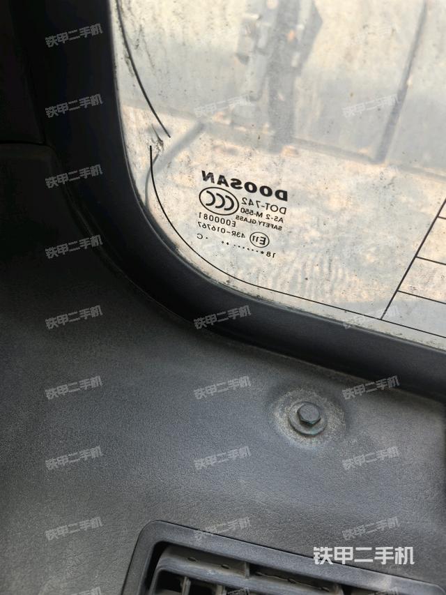 后窗玻璃角標（駕駛室部分）