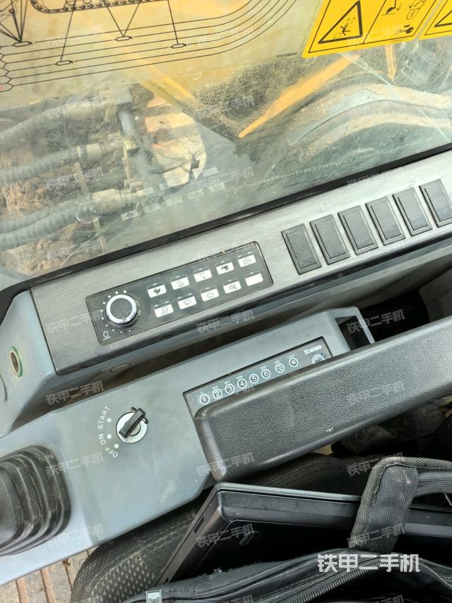 座椅左側(cè)控制臺(tái)/音響/含左手柄(駕駛室部分) 座椅左側(cè)控制臺(tái)/音響/含左手柄(駕駛室部分)