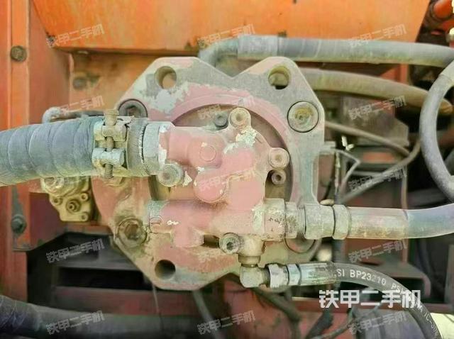 液壓泵艙室正面整體(整機外觀) 液壓泵艙室正面整體(整機外觀)