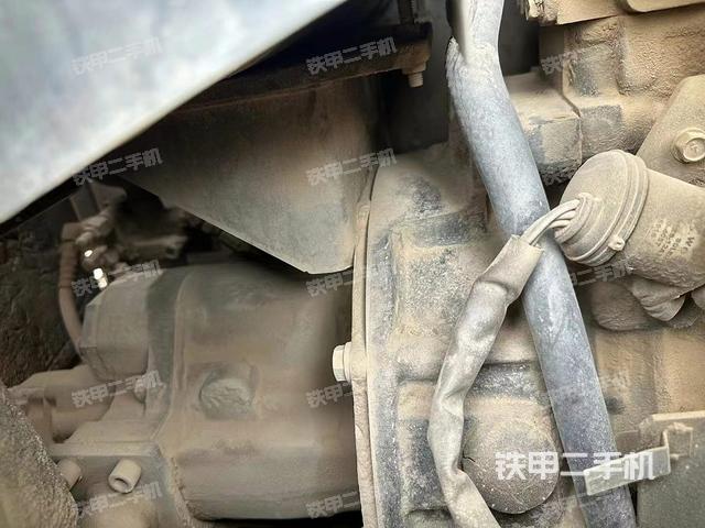 液壓泵艙室正面整體(整機外觀) 液壓泵艙室正面整體(整機外觀)