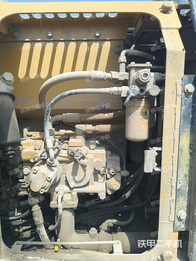 液壓泵艙室正面整體（整機外觀）