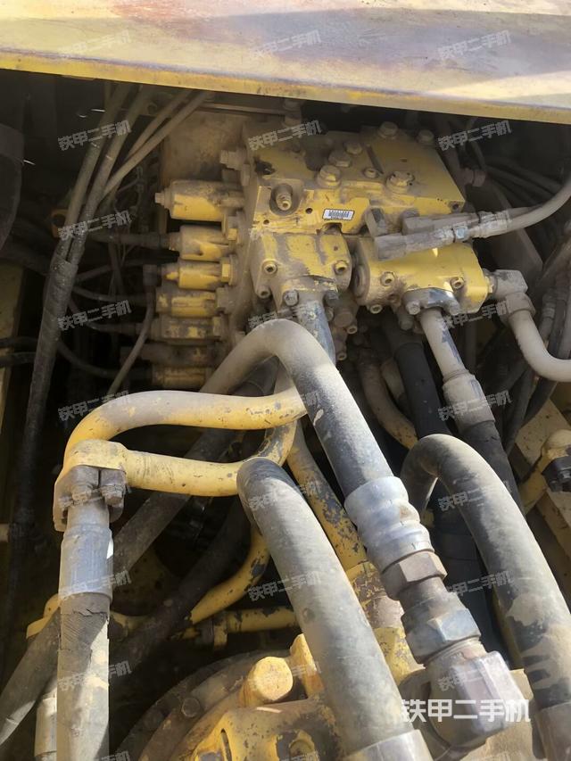 回转马达和主控阀（整机外观）