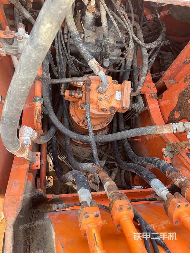 回轉(zhuǎn)馬達(dá)和主控閥(整機外觀) 回轉(zhuǎn)馬達(dá)和主控閥(整機外觀)