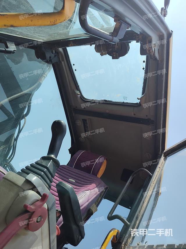 駕駛室頂部(整機外觀) 駕駛室頂部(整機外觀)