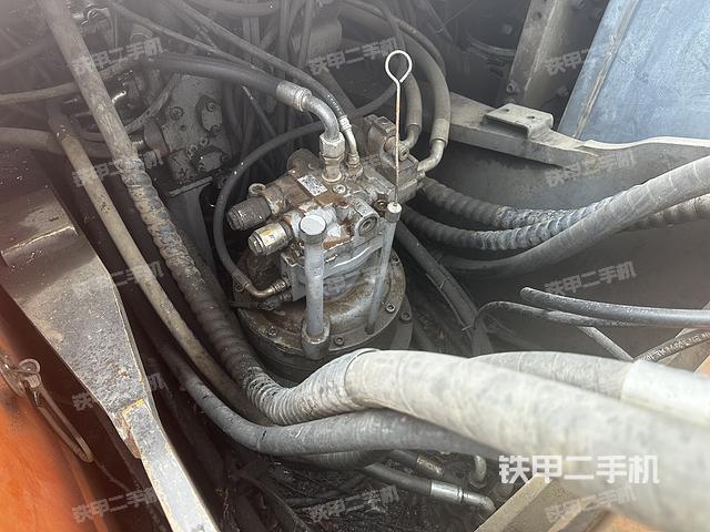 駕駛室頂部(整機(jī)外觀) 駕駛室頂部(整機(jī)外觀)