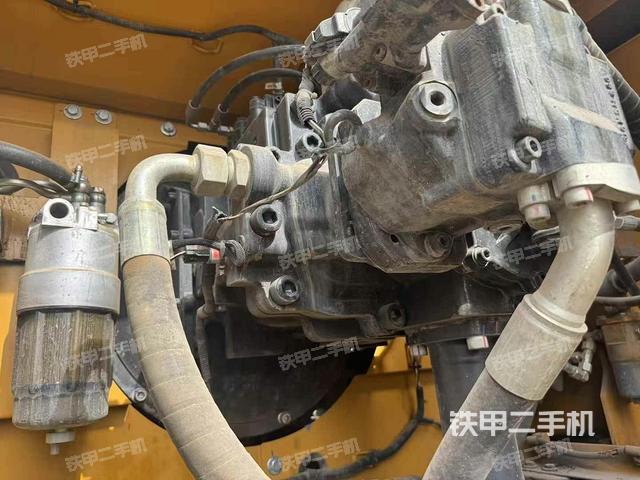 液壓泵艙室正面整體（整機外觀）