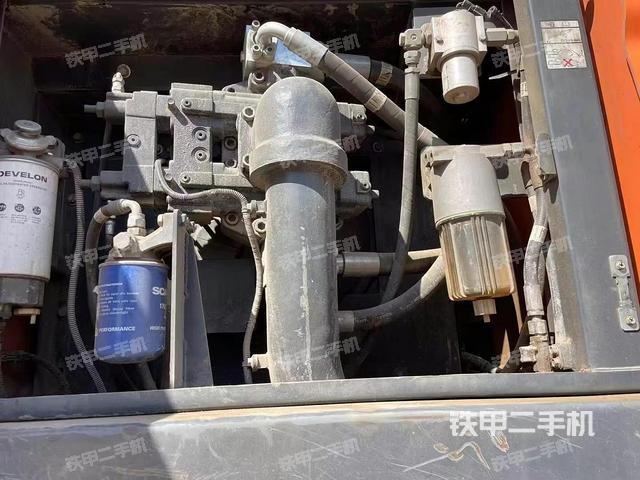 液压泵舱室正面整体（整机外观）