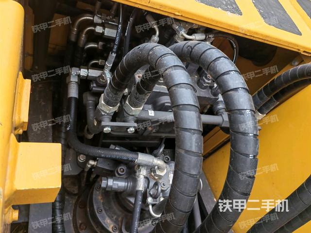 回轉(zhuǎn)馬達(dá)和主控閥（整機(jī)外觀）