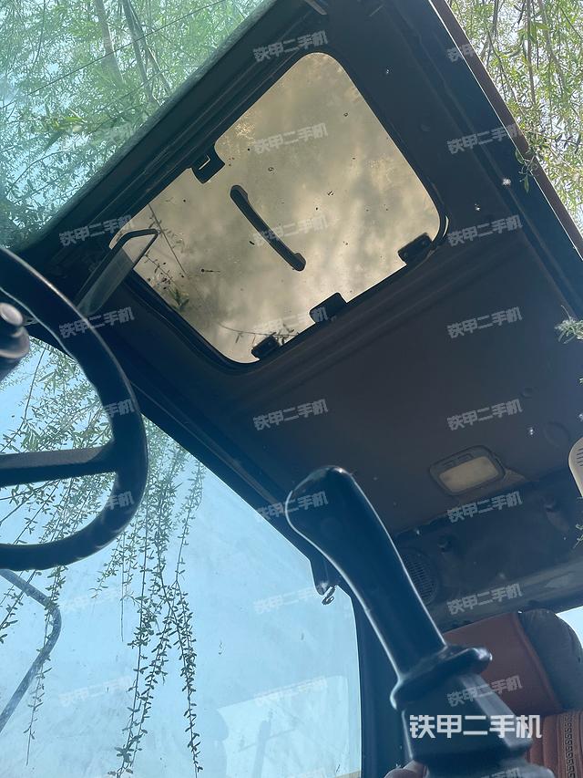 驾驶室顶部（整机外观）